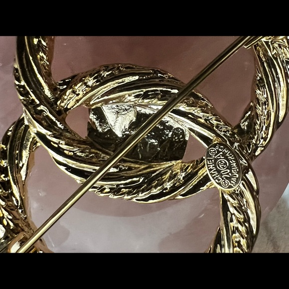 🌹CHANEL BROACH  🌹SEE PICS  🌹OPEN TO TRADE with reputable P♥️SH Seller - Picture 3 of 16
